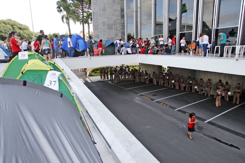 Professores em frente à Assembleia Legislativa: pressão para que deputados rejeitem proposta do governo | Jonathan Campos/Gazeta do Povo