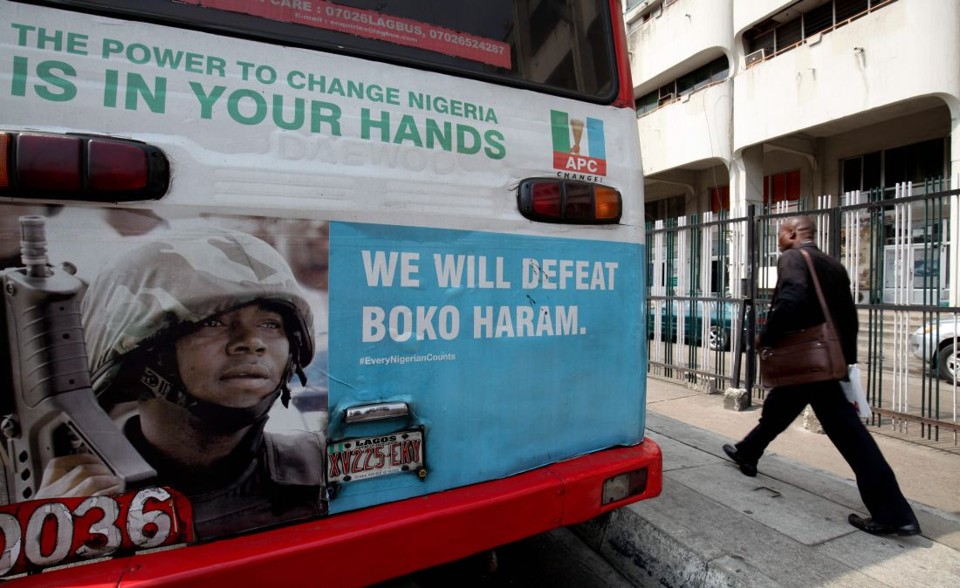 Ônibus na Nigéria expõe propaganda do governo contra o grupo terrorista islâmico Boko Haram | AHMED JALLANZO / EFE
