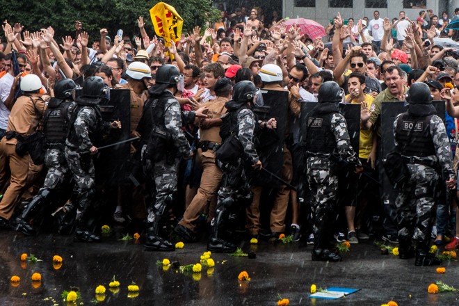 Confronto entre policiais e servidores na sede do Legislativo estadual |