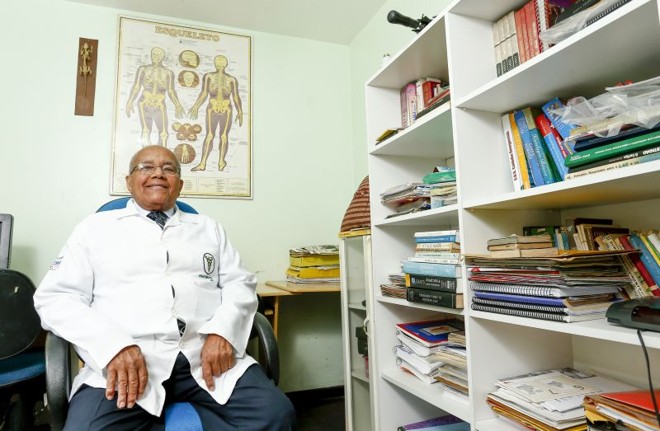 Orgulho da pequena biblioteca e do jaleco branco | 