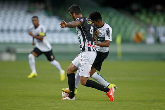Rafhael Lucas sofreu marcação forte do zagueiro Marcelo Carvalho. | 