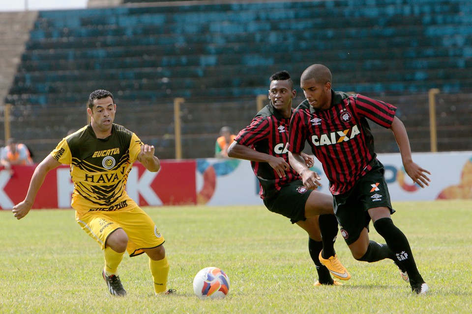 Lateral Matteus, do Atlético, disputa bola com o ex-Coxa Henrique Dias, do Cascavel | Cezar Machado / Valepress