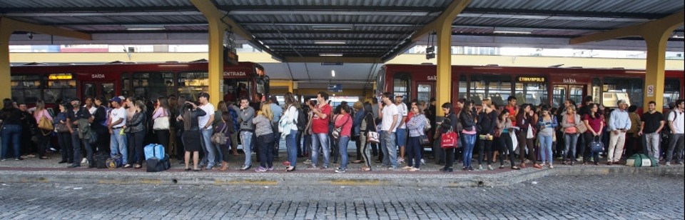 Segundo os dados da Urbs, pelas quatro linhas modificadas pela Comec passam 82 mil pessoas diariamente. Boa parte delas terá de pegar mais de um ônibus para pagar só uma passagem | Daniel Castellano/Gazeta do Povo
