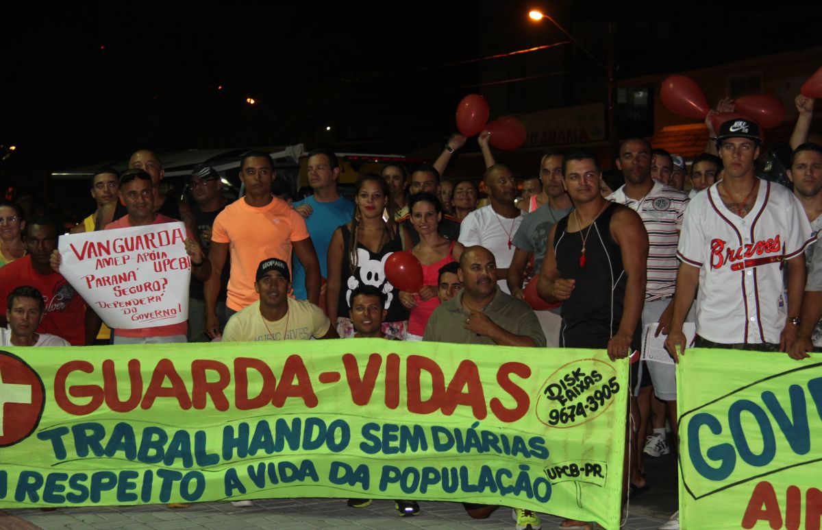 A caminhada realizada por policiais e bombeiros na noite deste sábado contou com o apoio dos veranista | Oswaldo Eustaquio / Gazeta do Povo