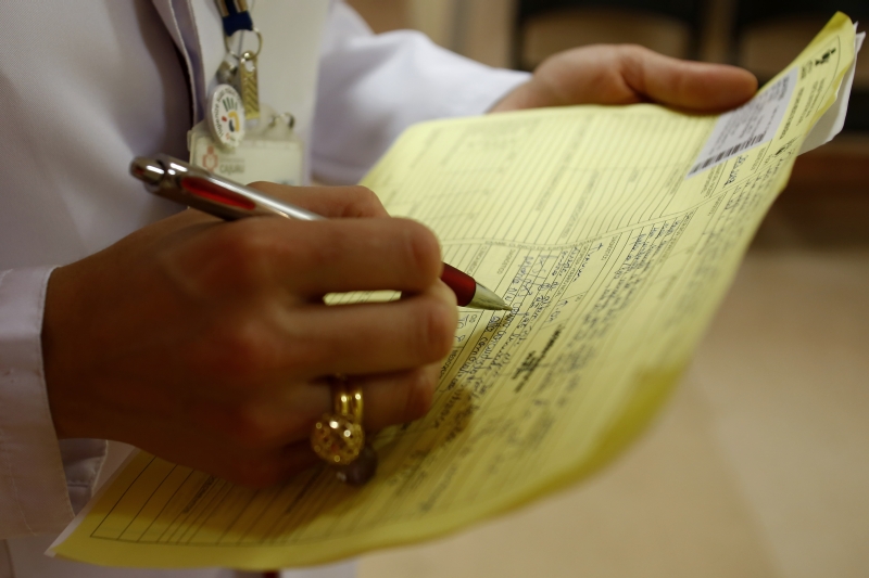 Na maioria dos hospitais do país, informações dos pacientes ainda ficam em papel | Marcelo Andrade/Gazeta do Povo
