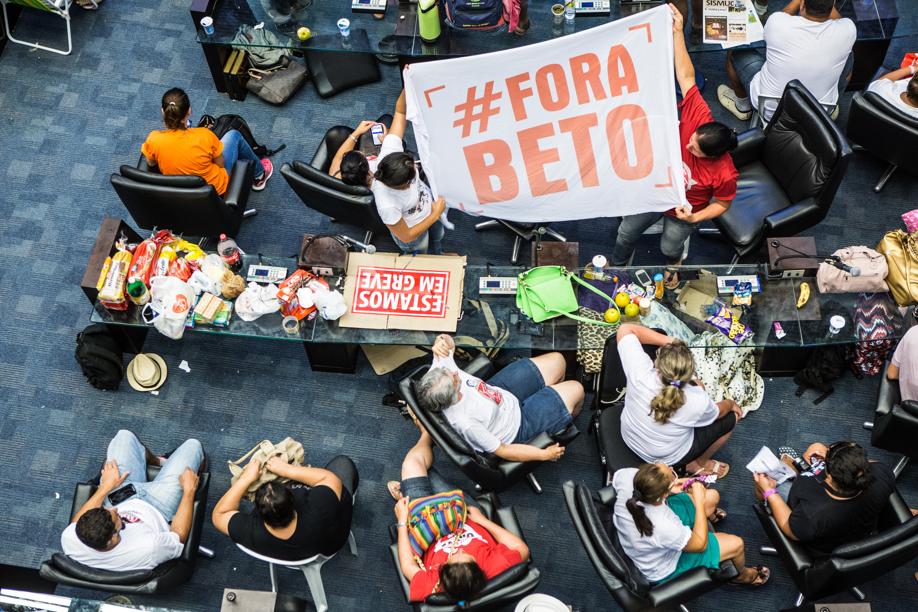 Professores acampados na Assembleia Legislativa | Brunno Covello / Gazeta do Povo