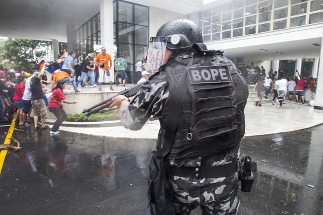 Policial do Bope atira contra manifestantes |