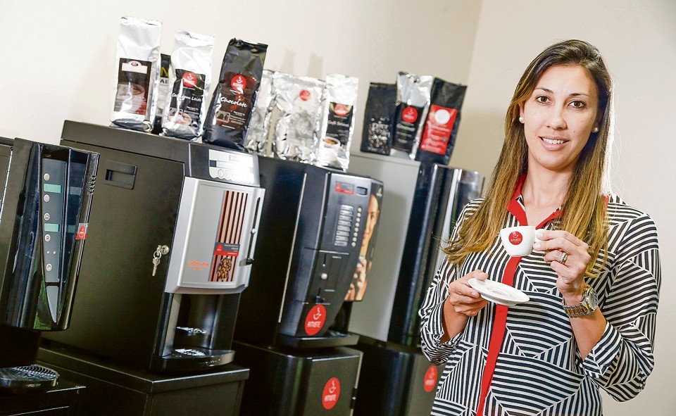 Camila Pimenta Soares, proprietaria da franquia Amiste Café em Curitiba: cafeteiras expressas são as vendings machines mais comuns do mercado. | Hugo Harada/Gazeta do Povo