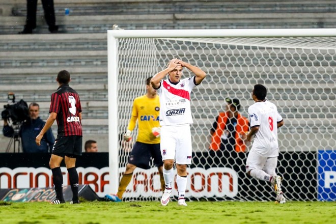Atacante Rodrigo Tosi lamenta chance desperdiçada pelo Paraná no clássico contra a Arena |
