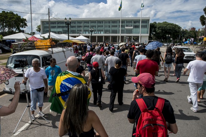 Manifestantes percorreram ruas do centro de Curitiba |