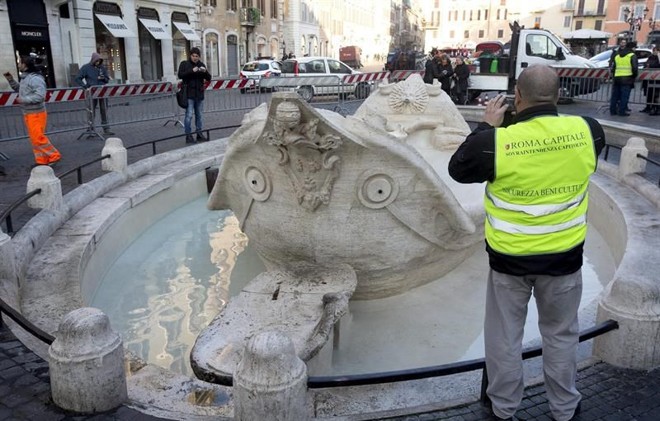 Fonte Barcaccia, na Piazza di Spagna, em Roma, terá de ser restaurada após vandalismo dos torcedores do Feynoord |