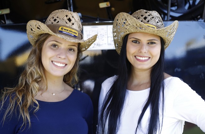 Além de serviços e produtos, empresas apostas em belas mulheres para atrair a atenção dos produtores. | 