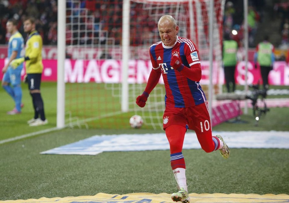 Artilheiro da Bundesliga com 17 gols, Arjen Robben comemora o terceiro na folgada vitória por 4 a 1 sobre o Colônia. | Michaela Rehle/Reuters