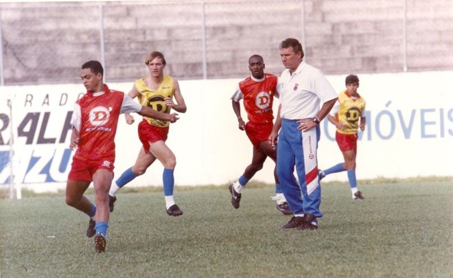 Sebastião Lazaroni Em 1997, após deixar o turco Fenerbahce, Lazaroni assinou com o Paraná, então pentacampeão estadual, para a disputa do Brasileiro. Antes, havia comandando a seleção brasileira na Copa América de 89 (foi campeão) e na Copa de 90 (caiu nas oitavas de final). No Tricolor, chegou a liderar o Nacional nas oito primeiras rodadas. Em seguida, após uma série de derrotas, foi substituído por Cláudio Duarte. | 