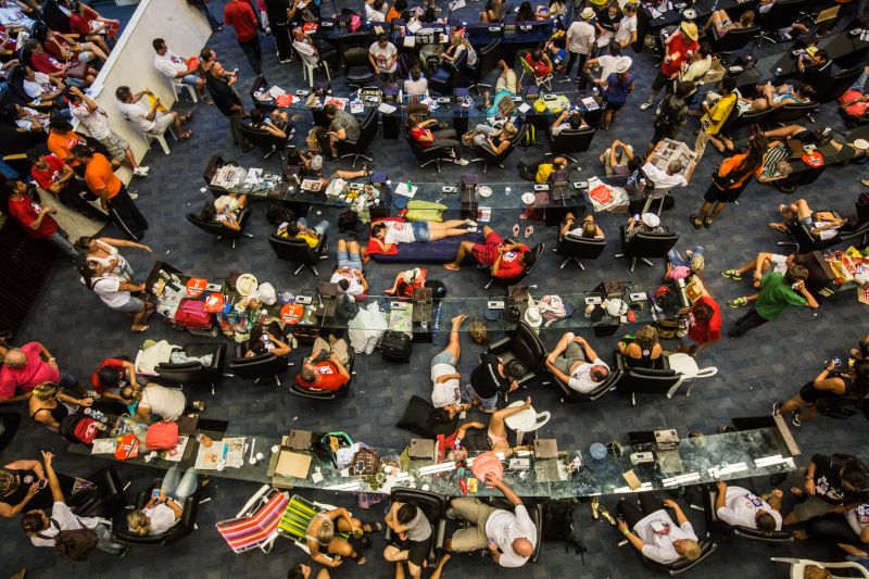 Manifestantes no plenário da Assembleia: pressão para que propostas do governo não avancem | Brunno Covello/ Gazeta do Povo