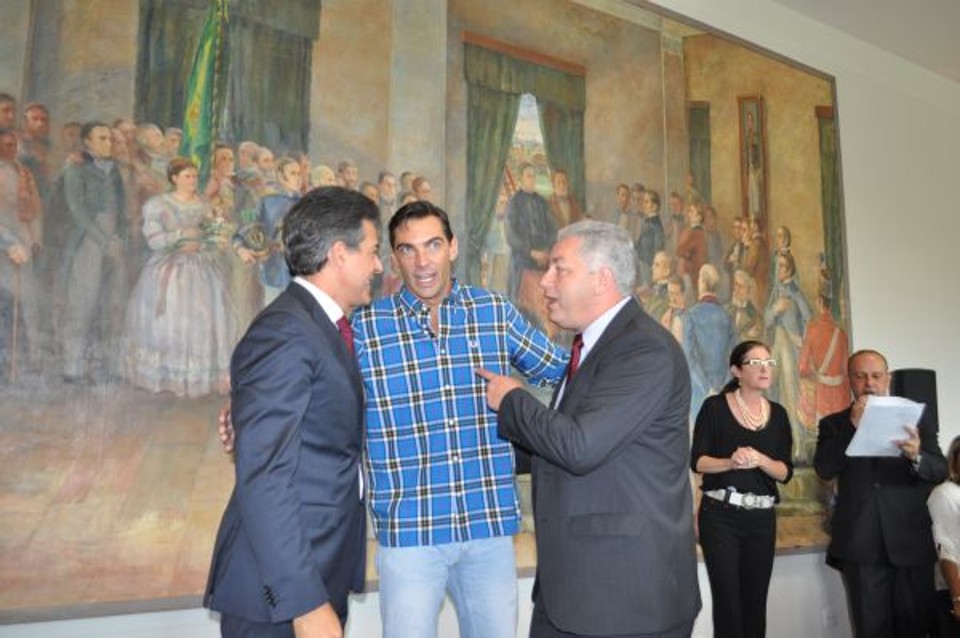 O ex-jogador da seleção brasileira de Vôlei Giba foi um dos atletas que prestigiaram a posse do novo secretário de Esporte e Turismo do estado, Douglas Fabrício (à dir.), ontem de manhã, no Palácio Iguaçu, com a presença do governador Beto Richa | AEN/Divulgação