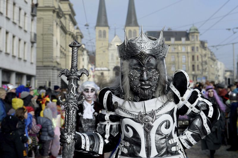 Desfiles reúnem vários foliões fantasiados | Urs Flueeler/Efe