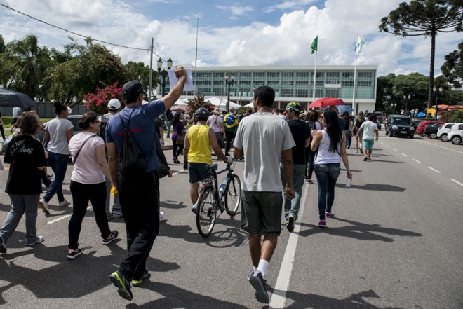 Manifestantes percorreram ruas do centro de Curitiba |