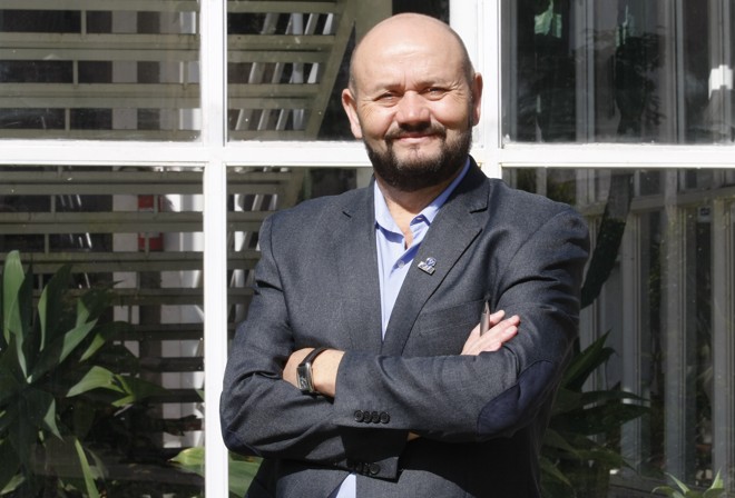 "A verdade é que um diplomapode abrir portas, mas não as mantêm abertas", diz Antônio Raimundo dos Santos, diretor educacional do ISAE-FGV. Para ele, aluno de pós-graduação deve ter como objetivo a aquisição de novas competências. | Aniele Nascimento/Gazeta do Povo