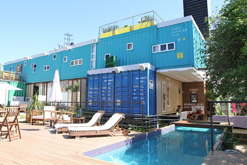 Quinze contêinerres foram usados para construir quartos, cozinha e até a piscina do Tetris: reaproveitamento do material é apenas uma das preocupações ambientais | Christian Rizzi/Gazeta do Povo