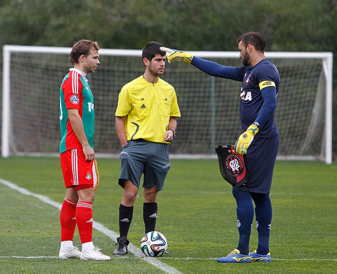 Weverton troca a flâmula com o capitão russo, no único momento amistoso da partida. | 
