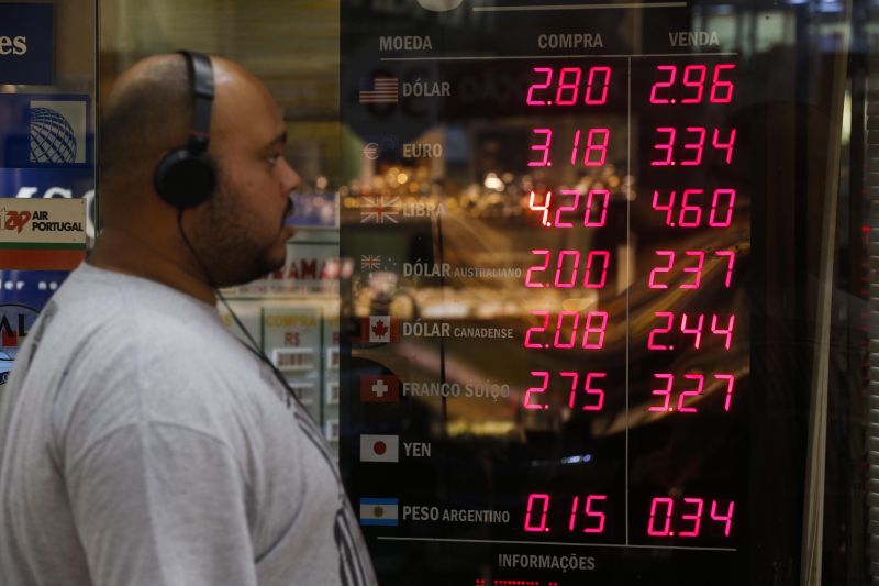 Declaração do ministro da Fazenda, Joaquim Levy, no último dia 30 turbinou a procura pelo dólar: "efeito manada" | Alexandre Cassiano / Agência O Globo