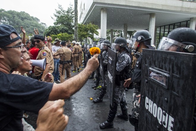 Homem entrega flor à polícia e pede por não violência | 
