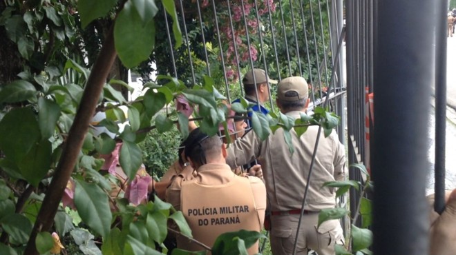 Policiais e bombeiros tiveram de cortar as grades do prédio | 