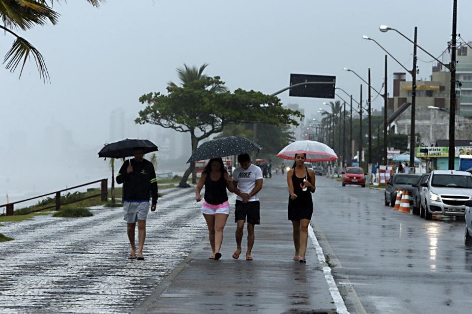 Falta de opções de lazer no Litoral, durante sequência de dias chuvosos, tirou o ânimo dos turistas | Albari Rosa /  Gazeta do Povo