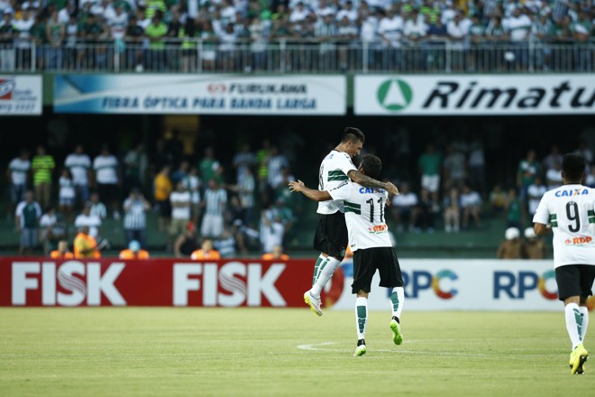Ex-jogador do Atlético, João Paulo (8) comemora com Alan Santos (11) o segundo gol coxa-branca, marcado pelo ex-volante do Santos. | Hugo Harada/Gazeta do Povo