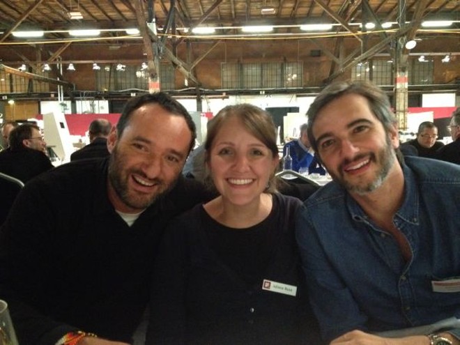 A curitibana Juliana Buso, na foto com Marcelo Rosenbaum (à esq.) e Gustavo Greco, está em Hamburgo, na Alemanha, onde os três designers integram o júri internacional do iF Design Awards 2015 | 