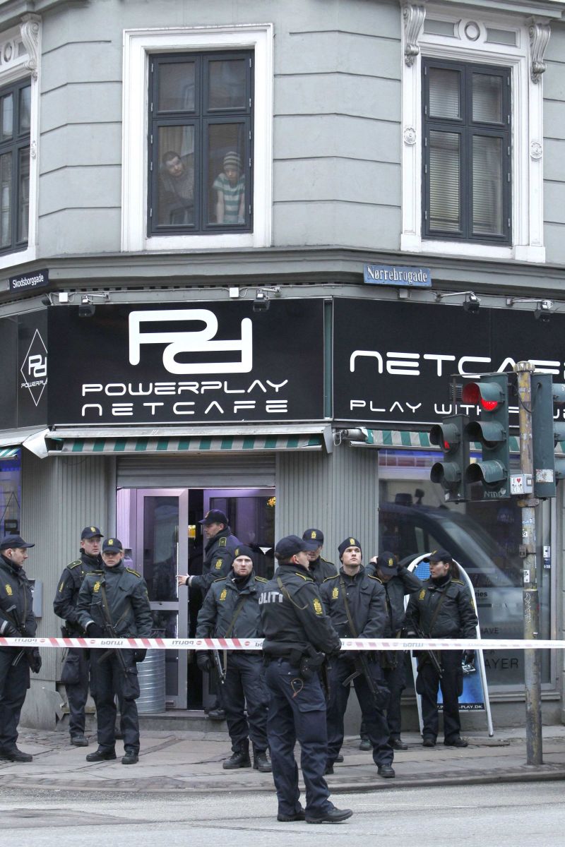 Policiais controlam a rua diante de um café em Copenhague | David Leth Williams (Scanpix)/Reuters
