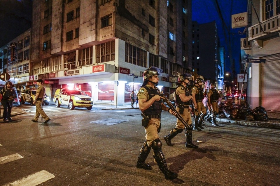 Tropa de Choque da PM foi chamada para controlar a multidão | Daniel Castellano/Agência de Notícias Gazeta do Povo