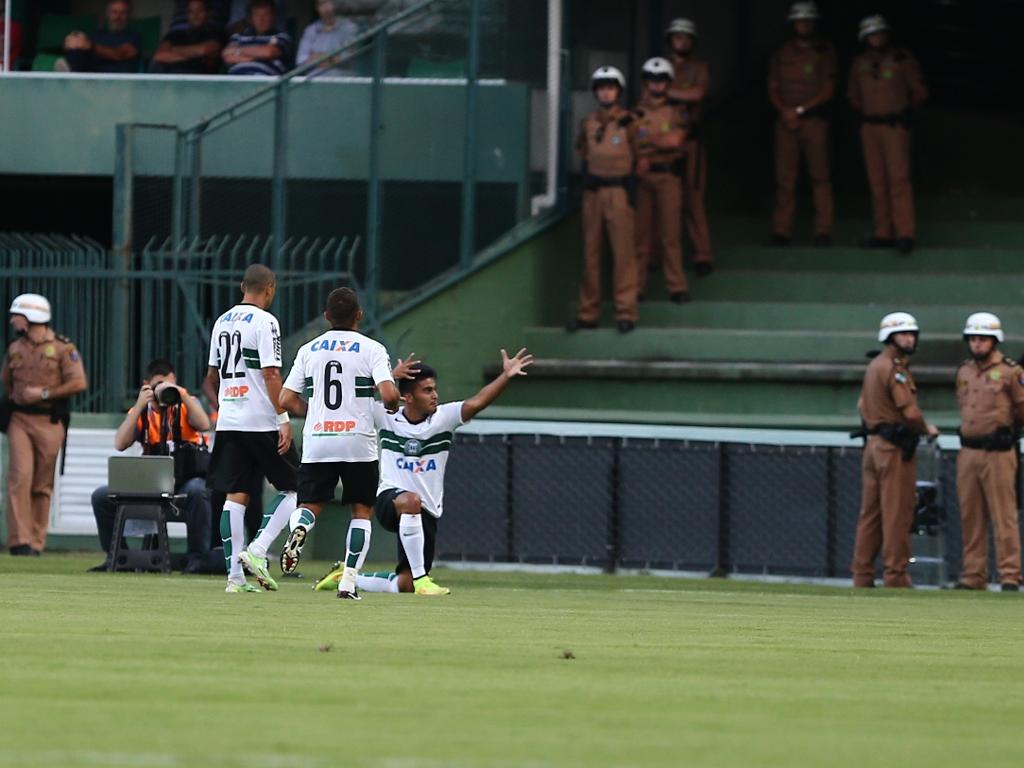 Rafhael Lucas comemora o gol no Atletiba fingindo disparar uma flecha, homenageando o ex-jogador Dirceu Krüger, o Flecha Loira. | Coritiba/Divulgação