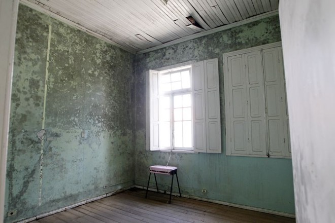 Interior de antigo hospital está abandonado, com infiltrações e danos na construção | 