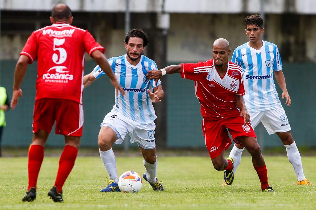 Germano teve dificuldades no gramado do Gigante do Itiberê. | Brunno Covello/Gazeta do Povo
