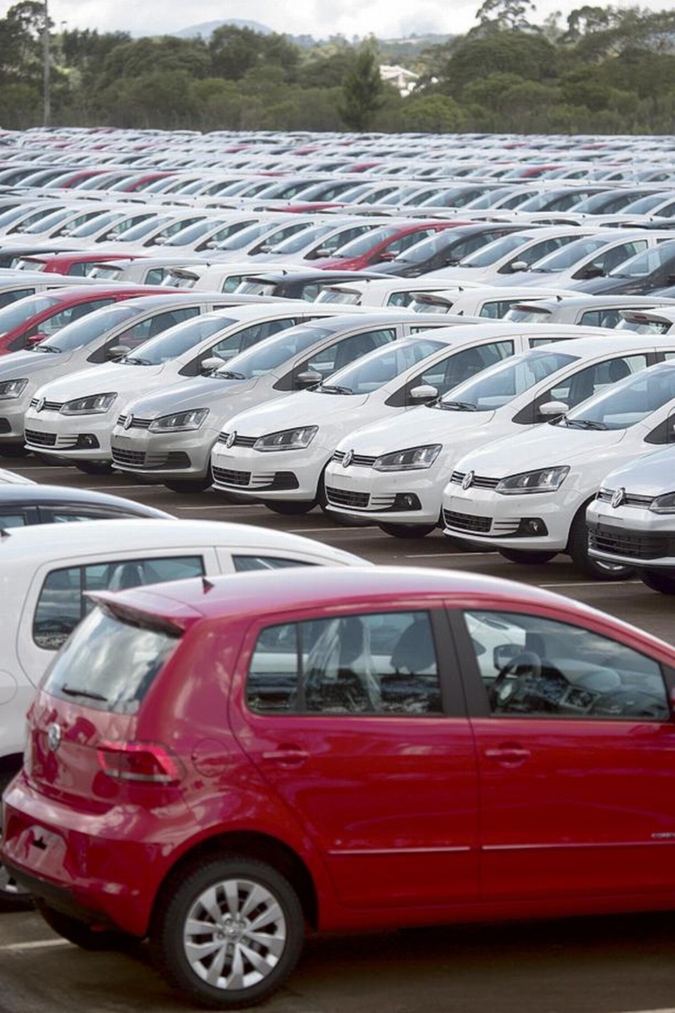 Pátio da Volks em São José dos Pinhais: empresa está entre as que exportaram menos no ano passado | Henry Milléo/Gazeta do Povo