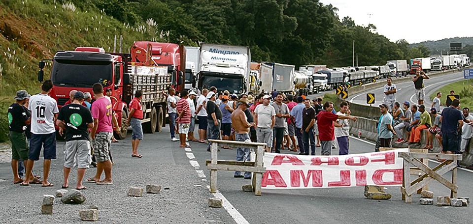 Barreira de caminhoneiros na BR-116, em Campina Grande do Sul: ordem judicial determinou o fim dos bloqueios em estradas da Grande Curitiba. | Fotos: Gerson Klaina/Tribuna do Paraná