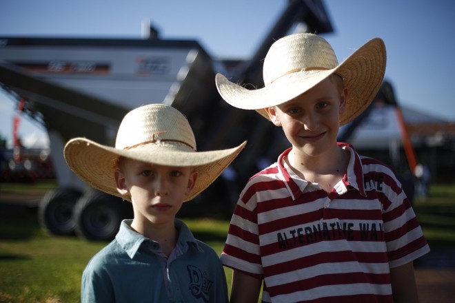 Crianças trajadas como produtores e interessadas em lavouras são comuns nos corredores da feira. | 