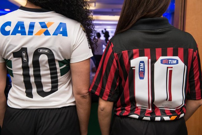 Detalhe do patrocínio nas camisas |