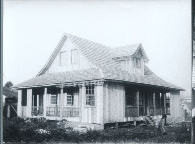 Novo endereço, mesma identidade: Construída na década de 1920, a casa que hoje abriga a sede do Iphan foi transportada do Portão para o Juvevê. Para garantir a manutenção das características do imóvel durante o traslado e a instalação no novo endereço, foi feita uma imunização da madeira por imersão em veneno contra pragas, como o cupim, por exemplo. Após 10 anos de aplicação do método, a casa recebeu novos cuidados para garantir a conservação da madeira |