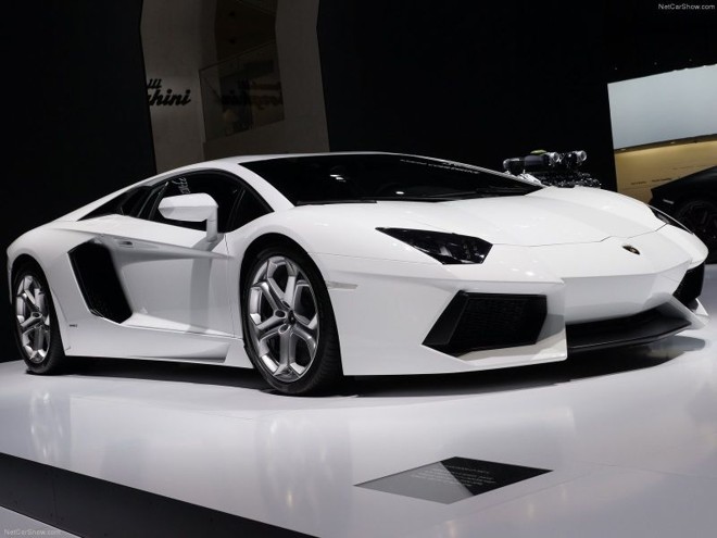 Lamborghini Aventador LP700 - R$ 2,8 milhões. Fabricado desde 2012, o superesportivo da mítica fábrica italiana possui um motor V12 que desenvolve incríveis 700 cv de potência, com um tempo de aceleração de 0 a 100 km/h em 2,9 segundos. Já a carroceria é feita em fibra de carbono, o que dá leveza e entrega com facilidade uma velocidade máxima de 350 km/h. |