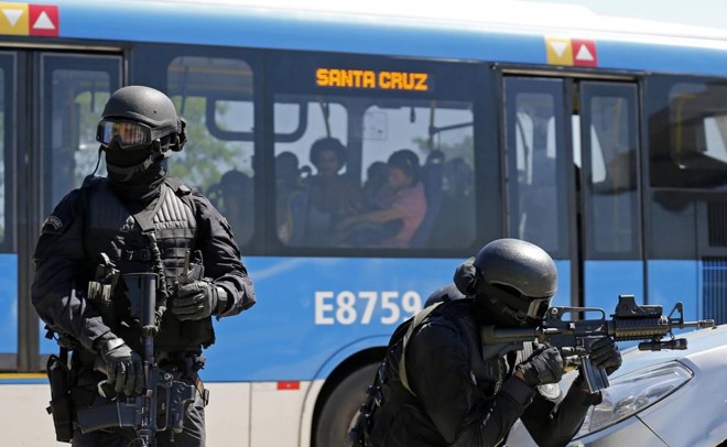 Policiais do Bope simulam ação anti-sequestro no Rio como preparação da Rio-2016 | 