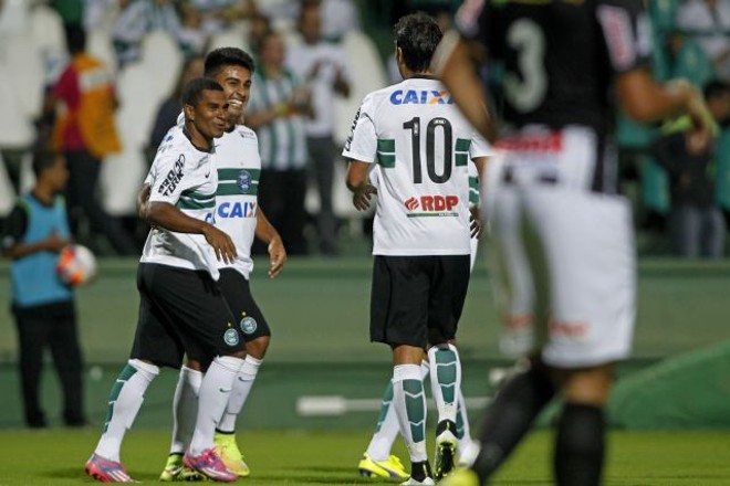 Logo depois, Rafhael Lucas cruzou e Mazinho fez o segundo coxa-branca. | 