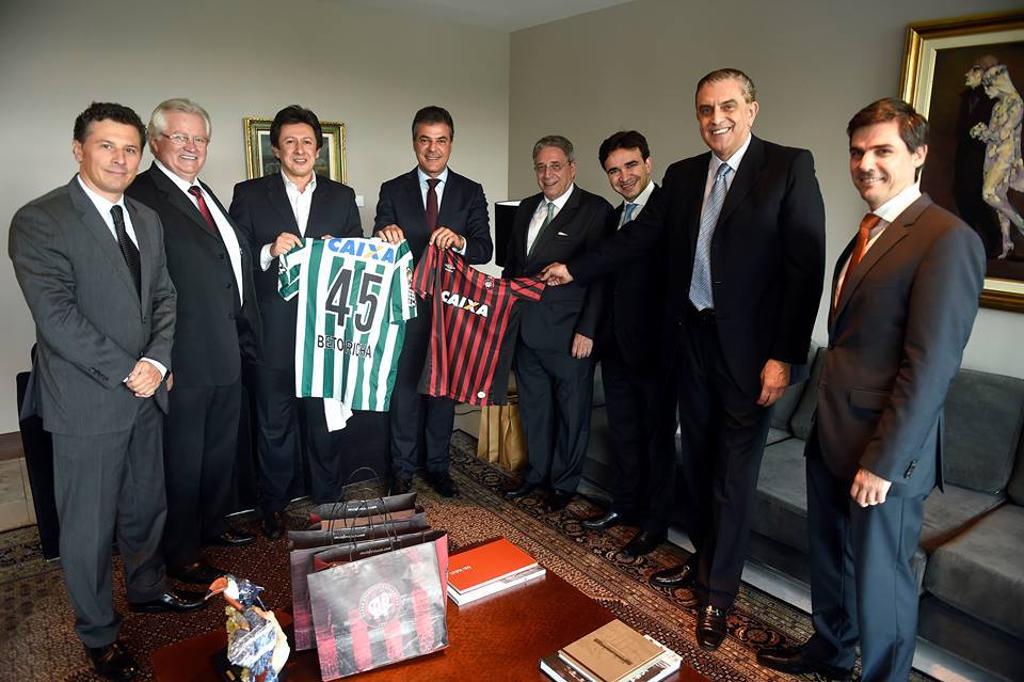 Reunião no Palácio: Ricardo Gomyde, Rubens Bohlen, André Macias, Beto Richa, Rogério Bacellar, Ricardo Guerra, Mario Celso Petraglia e Juliano Tetto. | Divulgação
/Palácio Iguaçu