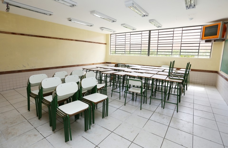 Servidores perdem adicionais e licenças para professores ficam mais difíceis Sala de aula em Curitiba: governo do estado quer remanejar 12 mil professores de funções administrativas para as escolas | Giuliano Gomes/Gazeta do Povo