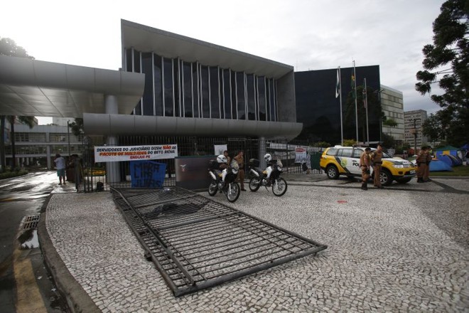 Policiais na frente do sede do Legislativo estadual nesta sexta-feira (13) | 