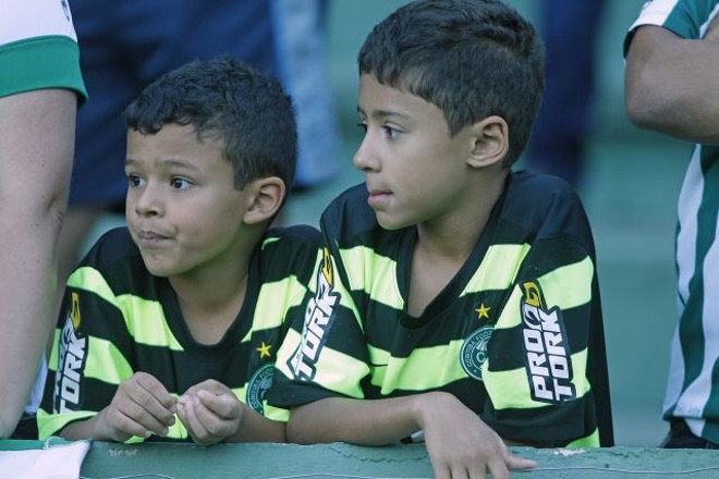 Sem chuva, a torcida alviverde foi para o Couto ver o segundo jogo do time no Paranaense. | 
