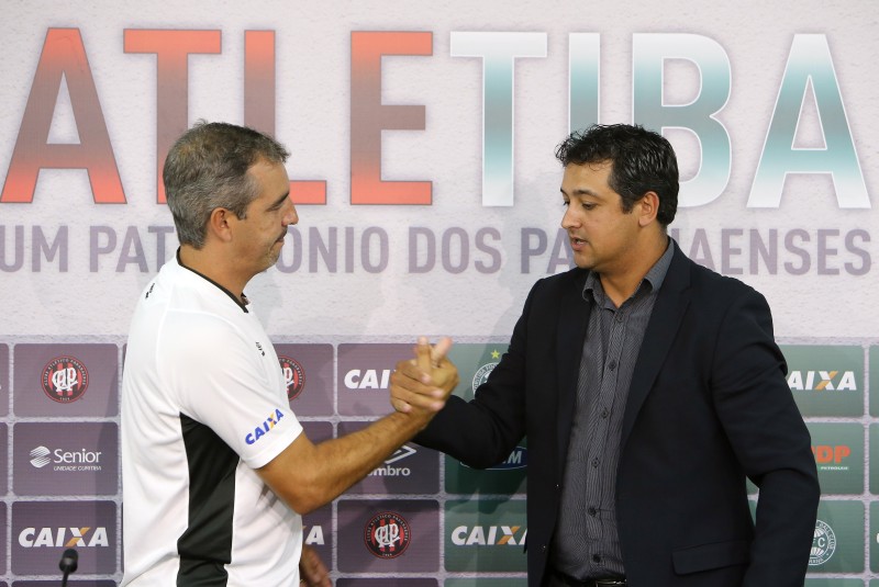 Marcelo Vilhena e Marquinhos Santos esconderam as táticas para o clássico de domingo | Rodolfo Buhrer / Folhapress