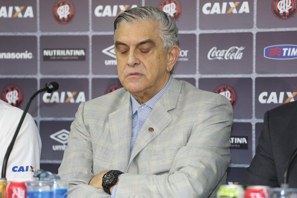 Mario Celso Petraglia invadiu o túnel de acesso aos vestiários da Arena e ameaçou o árbitro Edvaldo Elias da Silva. | Ivonaldo Alexandre/Gazeta do Povo